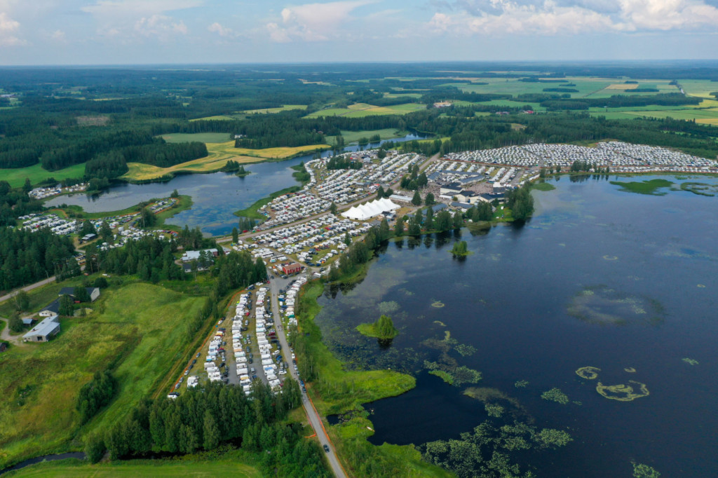 Ilmakuva vesistöjen väliin jäävästä seura-alueesta etelän suunnasta kuvattuna.